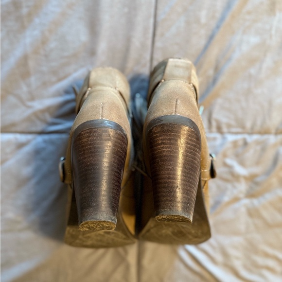 Size 8 1/2 gently worn Bongo brand bootie with heel - Picture 4 of 5